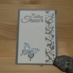 In stiller Trauer mit Schmetterling