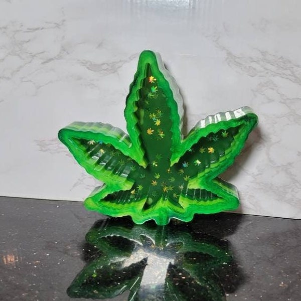 Chill Vibes Only: 5.25 Inch Hemp Leaf Embossed Ashtray – Unique Gift For Stoner Friends Or Home Decor