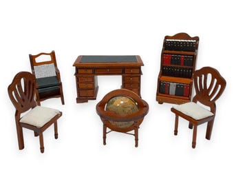 Könnte beinhalten: Miniatur-Möbelset aus Holz, bestehend aus einem Schreibtisch, einem Bücherregal, Stühlen und einem Globus. Der Schreibtisch hat eine schwarze Oberseite und Schubladen. Die Stühle haben weiße Kissen. Das Bücherregal ist mit Miniaturbüchern gefüllt.