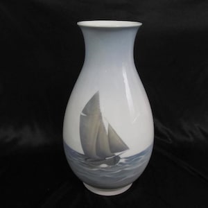 Porcelain vase «Sailboat» Bing & Grøndahl Denmark, Copenhagen Model Nr.: 501-368, 1915 - 1947