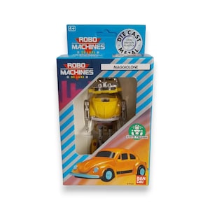 Può includere: Un giocattolo Robo Machines Deluxe in scatola con un robot giallo e un'auto gialla. La confezione presenta strisce blu e bianche e la scritta "MAGGIOLONE". Il giocattolo è adatto a bambini dai 4 anni in su.