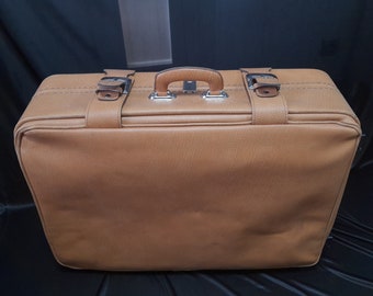 Grande valise de voyage vintage tchécoslovaque en similicuir à roulettes Grande valise en cuir en excellent état vintage, années 70