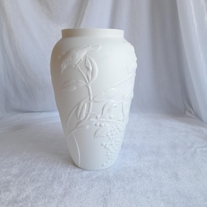 Vintage volumetric vase Hutschenreuther Germany White bisque Porcelain, birds, nature, flower vase
