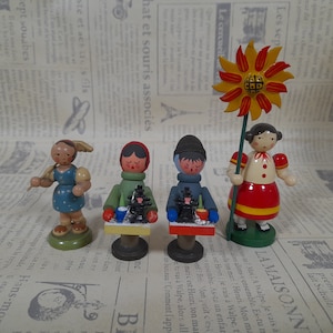 Vintage figurines of children Wooden decoration Erzgebirge, flower child, girl with a rake, folk art, hand painted, made in Germany