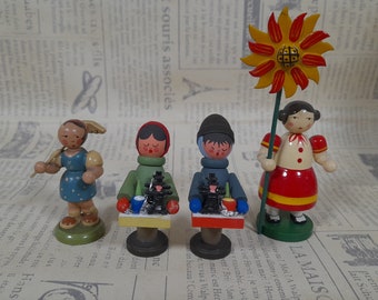 Vintage Kinderfiguren Holzdekoration Erzgebirge, Blumenkind, Mädchen mit Rechen, Volkskunst, handbemalt, made in Germany