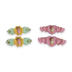 Può includere: Quattro fermagli decorativi per capelli. Due presentano un fiore giallo con una bambola, circondata da foglie verdi e cuori. Gli altri due hanno un design a cuore rosa con una bambola.