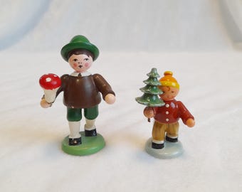 木製のヴィンテージクリスマスデコレーションフィギュア キノコを持つ少年、クリスマスツリーを持つ少年、エルツ山地、民芸品、手描き、ドイツ