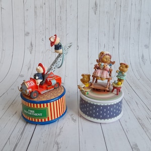 Vintage Enesco wind-up Music Box 1994 Mice on Fire Truck Fire Department Spins & Grandmother on rocking chair with grandkids 1990