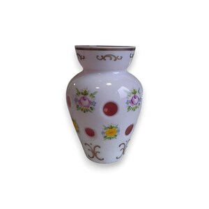 Jarrón bohemio de cristal opalino blanco rubí con superposición floral tallada, arte checo vintage