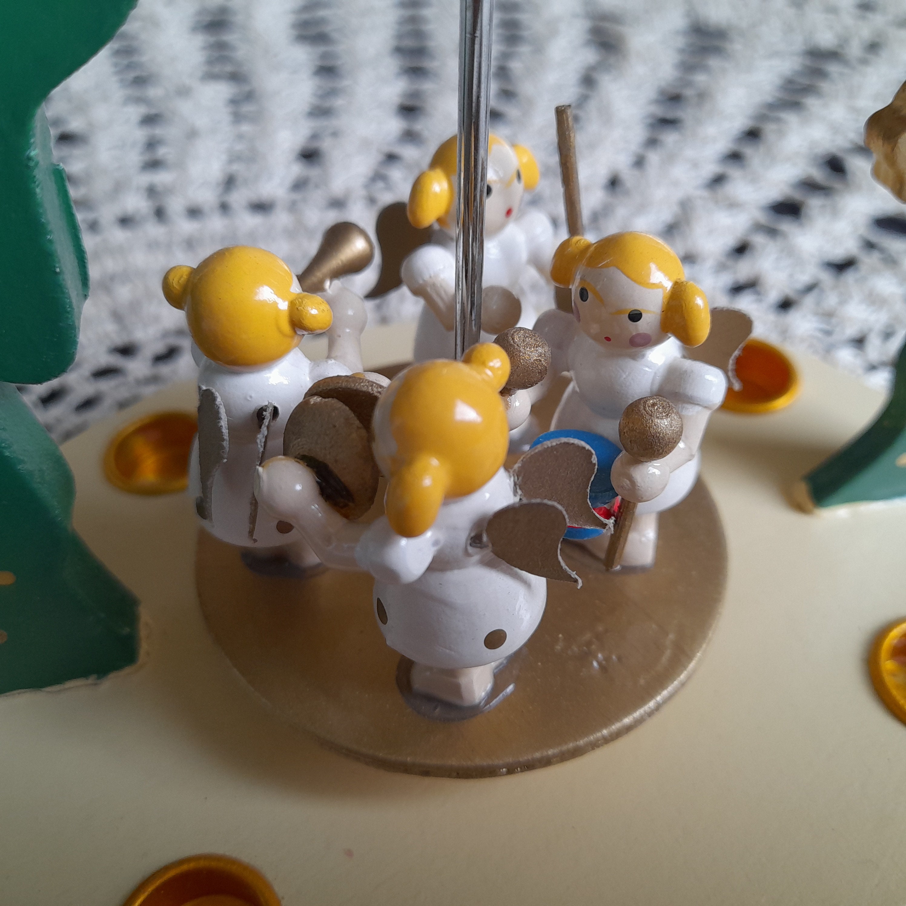 エルツ地方・ザイフェン キャンドルピラミッド 空飛ぶ天使とサンタと