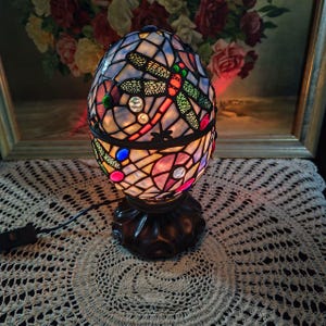 Stained & Leaded Dragonfly Table Lamp – Egg Form with Jewel Accents – H 30 cm