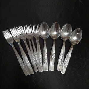 ヴィンテージ ステンレススチール フローラル モチーフ プレート スプーン 12 本とフォーク 13 本 ソビエト製カトラリー、USSR、セットをお選びください