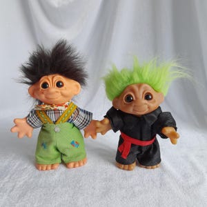 Vintage trollenpoppen in unieke outfits – Trol met bretels en DAM-trol uit 1984 in zwarte vechtsportoutfit met groen haar – kies je trol