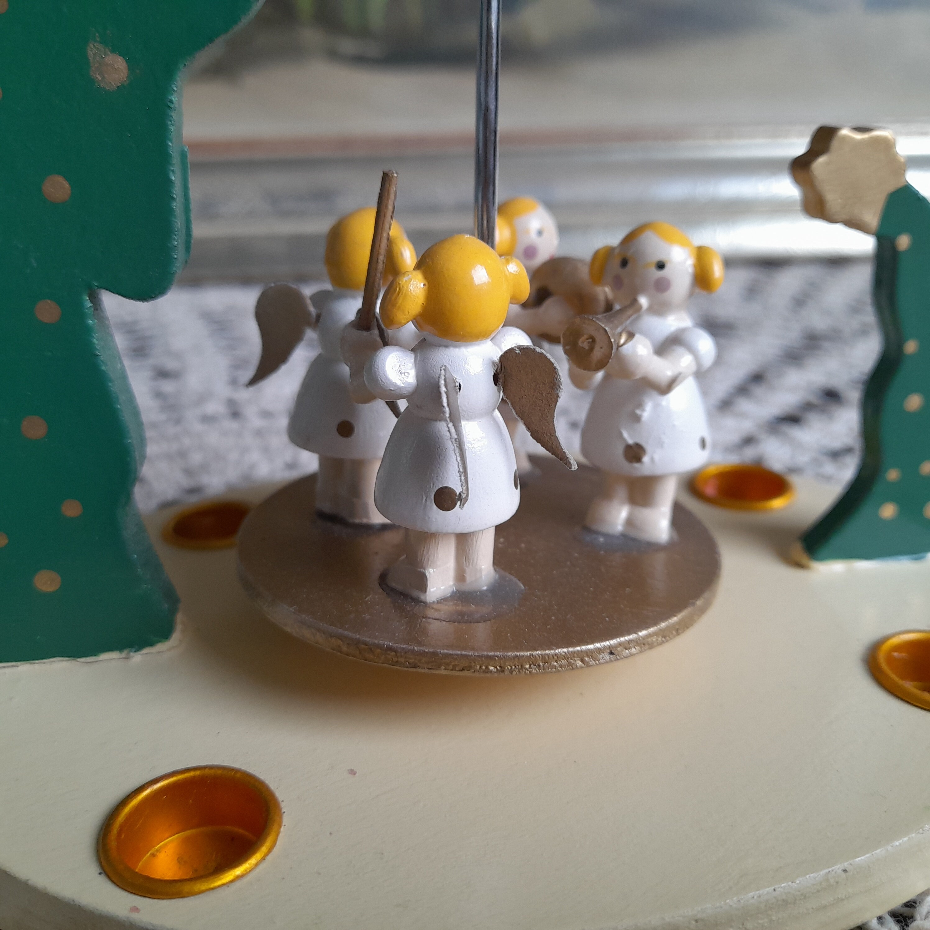 エルツ地方・ザイフェン キャンドルピラミッド 空飛ぶ天使とサンタと