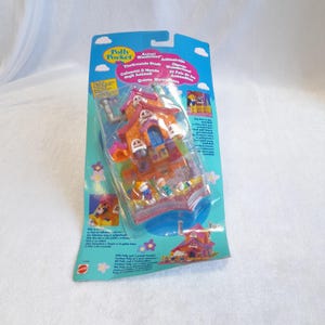 Polly Pocket 1995 La Maison du Chien – Barclay’s Cottage – Dog House- Animal Wonderland – Pollyville – 100% Complete – New in Box
