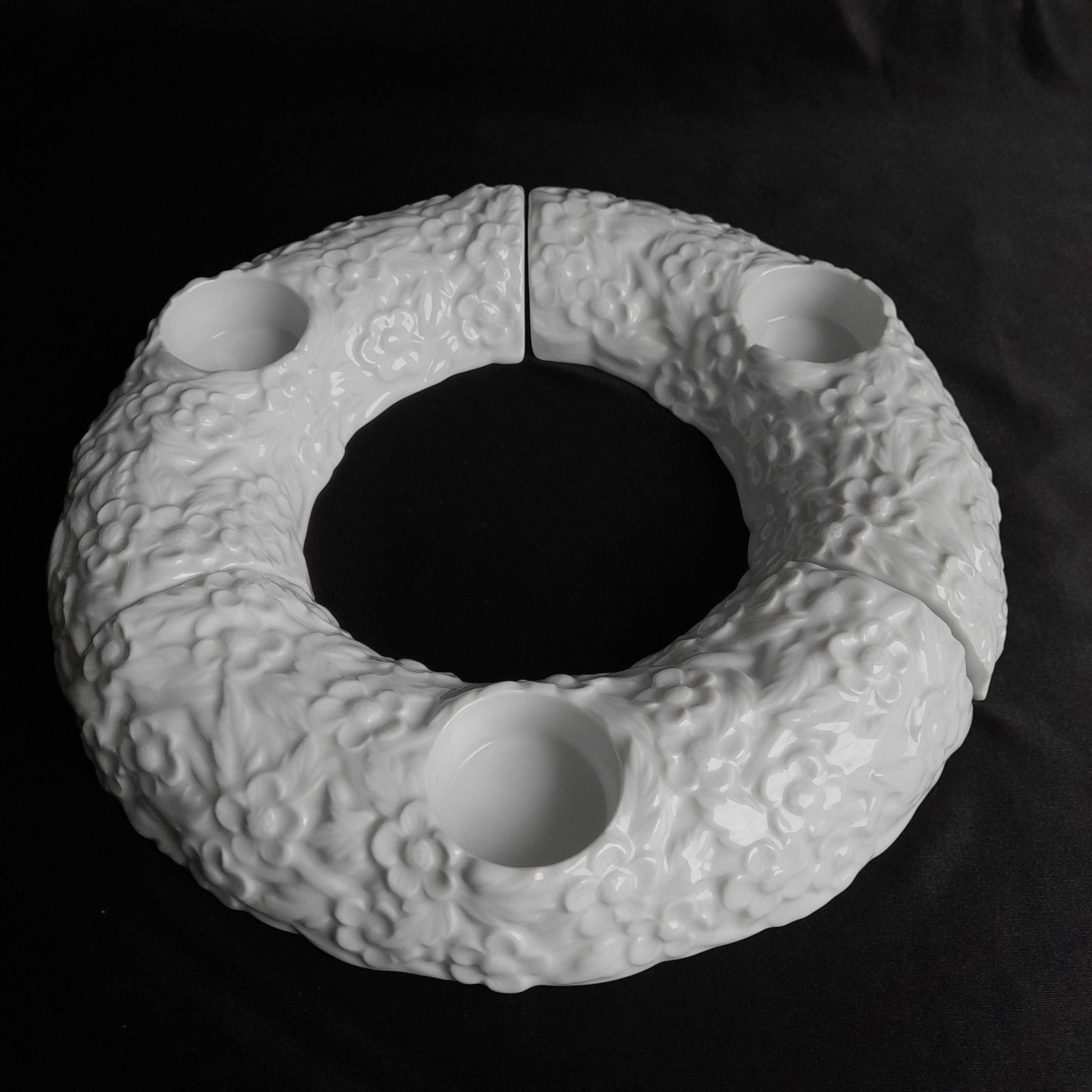 HutchenReuther淡い上品なペール ドイツ製レリーフディッシュ Hutschenreuther Three-piece Porcelain Candle Wreath With Delicate