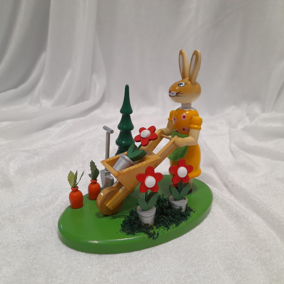 ヴィンテージのエルツ山地木製ウサギの庭師：手描きのドイツ民芸品
