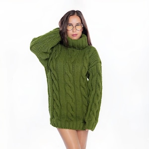 Maglione lavorato a trecce verde, maglione color oliva, maglione progettato su misura, pullover personale, abbigliamento per donne, abiti invernali lavorati a mano immagine 1