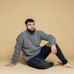 Puede incluir: Juego de tres tazas de cer&aacute;mica con acabado mate moteado. Las tazas son de color crema, gris claro y gris oscuro. Cada taza tiene un dise&ntilde;o simple y minimalista.