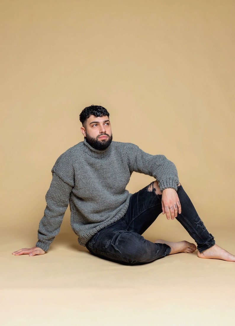 Puede incluir: Juego de tres tazas de cer&aacute;mica con acabado mate moteado. Las tazas son de color crema, gris claro y gris oscuro. Cada taza tiene un dise&ntilde;o simple y minimalista.