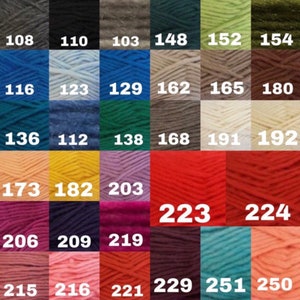 Puede incluir: Una carta de colores de madejas de hilo, que muestra una variedad de tonos. La imagen muestra una cuadr&iacute;cula de muestras de hilo, cada una etiquetada con un n&uacute;mero. Los colores van del gris oscuro al melocot&oacute;n, incluyendo azules, verdes, amarillos y rojos. Ideal para proyectos de punto y ganchillo.