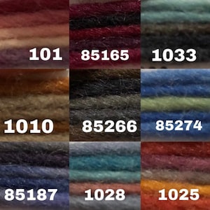 Puede incluir: Un juego de tres tazas de cer&aacute;mica con un acabado moteado y mate. Las tazas son en tonos crema, gris claro y gris oscuro. Cada taza tiene un dise&ntilde;o simple y minimalista.