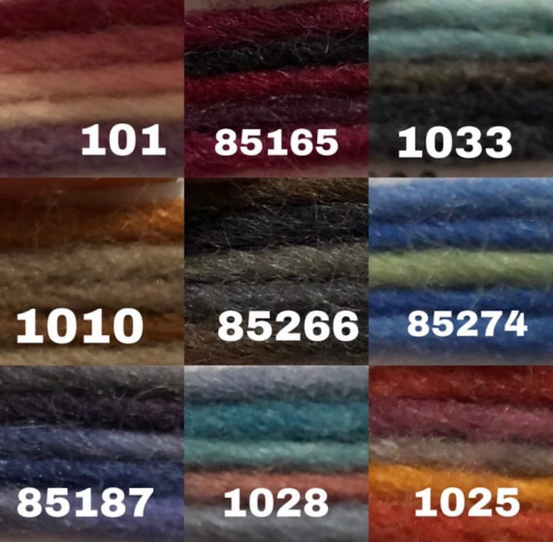 Puede incluir: Un juego de tres tazas de cer&aacute;mica con un acabado moteado y mate. Las tazas son en tonos crema, gris claro y gris oscuro. Cada taza tiene un dise&ntilde;o simple y minimalista.