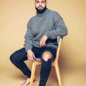 Puede incluir: Una taza de cer&aacute;mica blanca con un asa negra y el texto "But First, Coffee" en negro, con una fuente de estilo manuscrito. La taza est&aacute; sobre una superficie blanca.