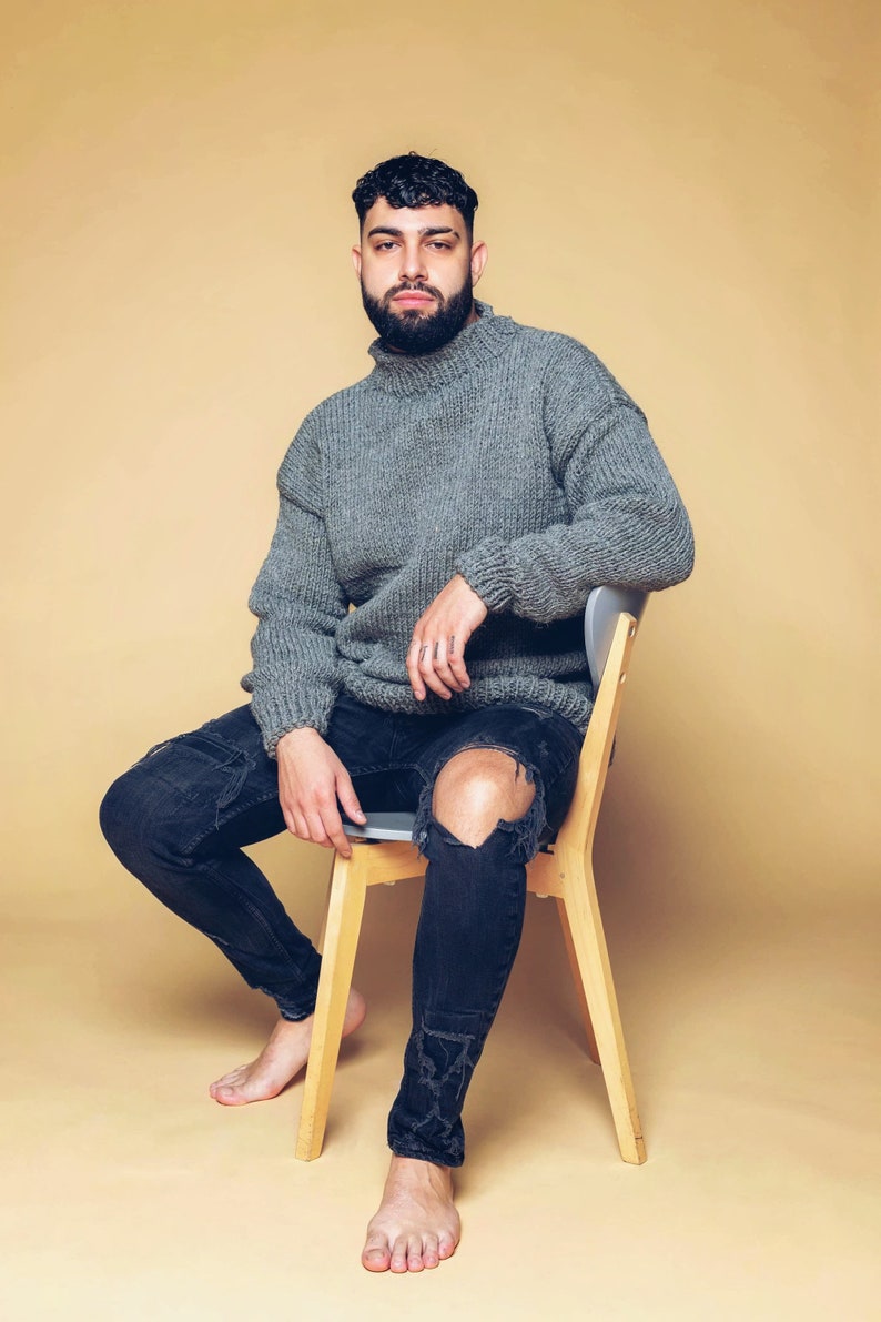 Puede incluir: Una taza de cer&aacute;mica blanca con un asa negra y el texto "But First, Coffee" en negro, con una fuente de estilo manuscrito. La taza est&aacute; sobre una superficie blanca.