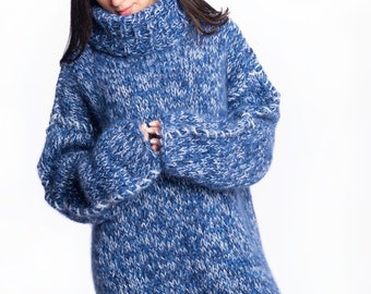 Maglione in mohair blu lavorato a mano super fantasia per donna, design a collo alto lungo, maglione unisex spesso e peloso, pullover in mohair melange