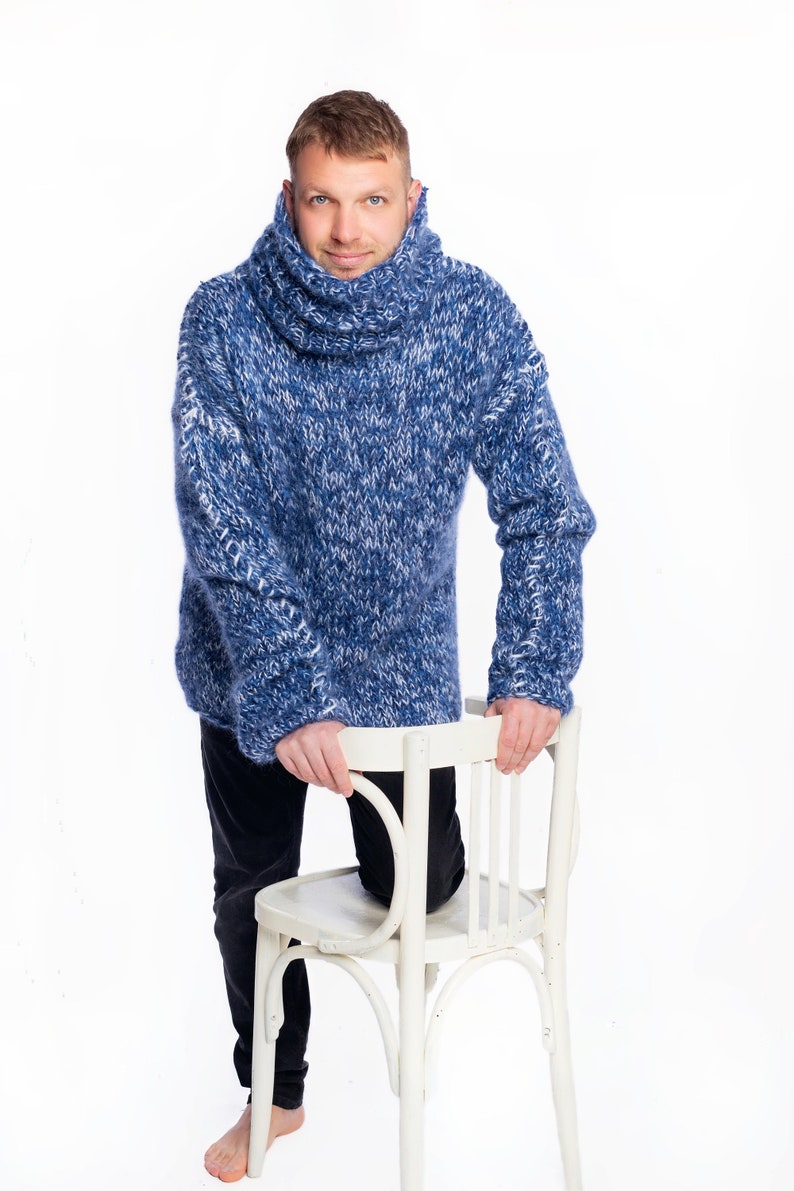 Nouveau gros pull à col roulé en mohair bleu mélange tricoté à la main, longs pulls à col roulé pour hommes, pulls d'hiver tricotés à la mode image 4