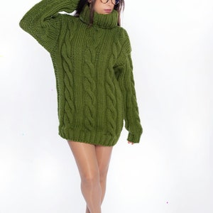 Maglione lavorato a trecce verde, maglione color oliva, maglione progettato su misura, pullover personale, abbigliamento per donne, abiti invernali lavorati a mano immagine 9