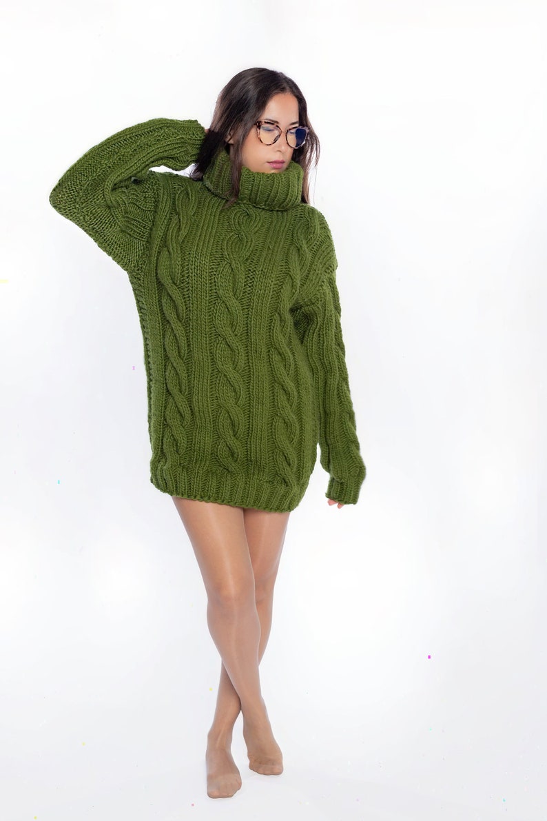 Maglione lavorato a trecce verde, maglione color oliva, maglione progettato su misura, pullover personale, abbigliamento per donne, abiti invernali lavorati a mano immagine 9