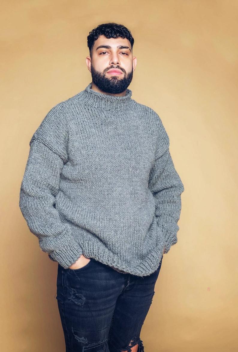 Puede incluir: Un letrero de madera r&uacute;stica con el texto "Welcome to our home" en un estilo manuscrito. El letrero presenta un acabado envejecido y un dise&ntilde;o simple y acogedor, ideal para un porche o entrada.