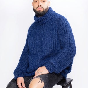 Oversized hand gebreide trui, geribbelde design trui, fuzzy mohair kleding, heren coltrui pullover, brede trui voor mannen, mannen cadeau afbeelding 3