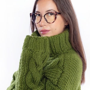 Maglione lavorato a trecce verde, maglione color oliva, maglione progettato su misura, pullover personale, abbigliamento per donne, abiti invernali lavorati a mano immagine 6