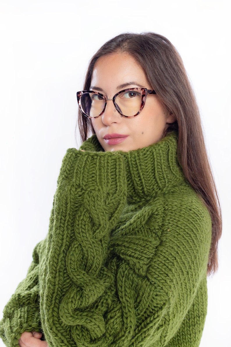 Maglione lavorato a trecce verde, maglione color oliva, maglione progettato su misura, pullover personale, abbigliamento per donne, abiti invernali lavorati a mano immagine 6