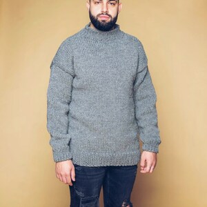 Puede incluir: Juego de tres jarrones de cer&aacute;mica blanca con dise&ntilde;o acanalado. Los jarrones miden aproximadamente 25 cm, 20 cm y 15 cm de altura. Dise&ntilde;o sencillo y moderno.