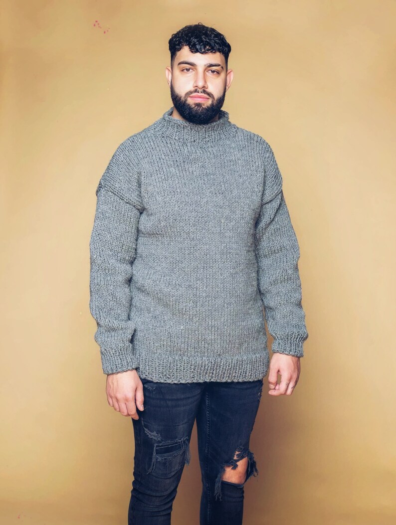 Puede incluir: Juego de tres jarrones de cer&aacute;mica blanca con dise&ntilde;o acanalado. Los jarrones miden aproximadamente 25 cm, 20 cm y 15 cm de altura. Dise&ntilde;o sencillo y moderno.