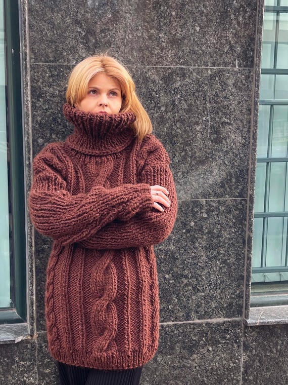 Suéter de cuello alto largo tejido a mano elaborado con hilo de