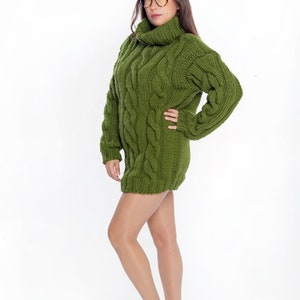 Maglione lavorato a trecce verde, maglione color oliva, maglione progettato su misura, pullover personale, abbigliamento per donne, abiti invernali lavorati a mano immagine 4