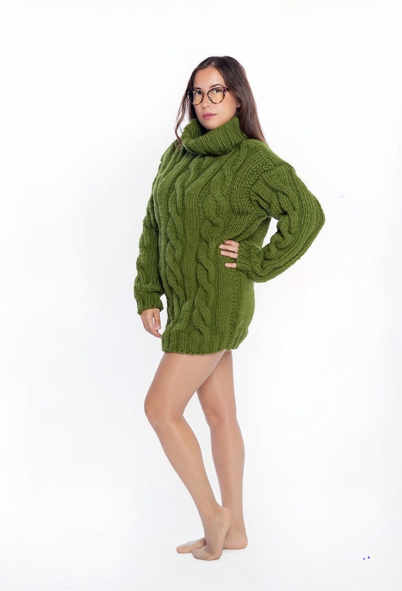 Maglione lavorato a trecce verde, maglione color oliva, maglione progettato su misura, pullover personale, abbigliamento per donne, abiti invernali lavorati a mano immagine 4