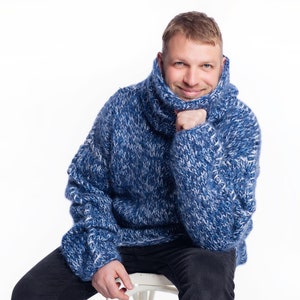 Nouveau gros pull à col roulé en mohair bleu mélange tricoté à la main, longs pulls à col roulé pour hommes, pulls d'hiver tricotés à la mode image 6