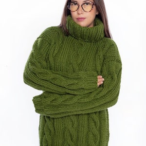Maglione lavorato a trecce verde, maglione color oliva, maglione progettato su misura, pullover personale, abbigliamento per donne, abiti invernali lavorati a mano immagine 2