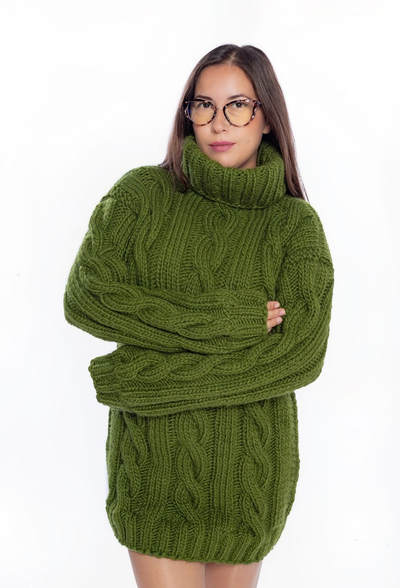 Maglione lavorato a trecce verde, maglione color oliva, maglione progettato su misura, pullover personale, abbigliamento per donne, abiti invernali lavorati a mano immagine 2