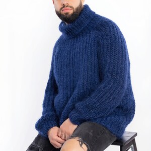 Oversized hand gebreide trui, geribbelde design trui, fuzzy mohair kleding, heren coltrui pullover, brede trui voor mannen, mannen cadeau afbeelding 2