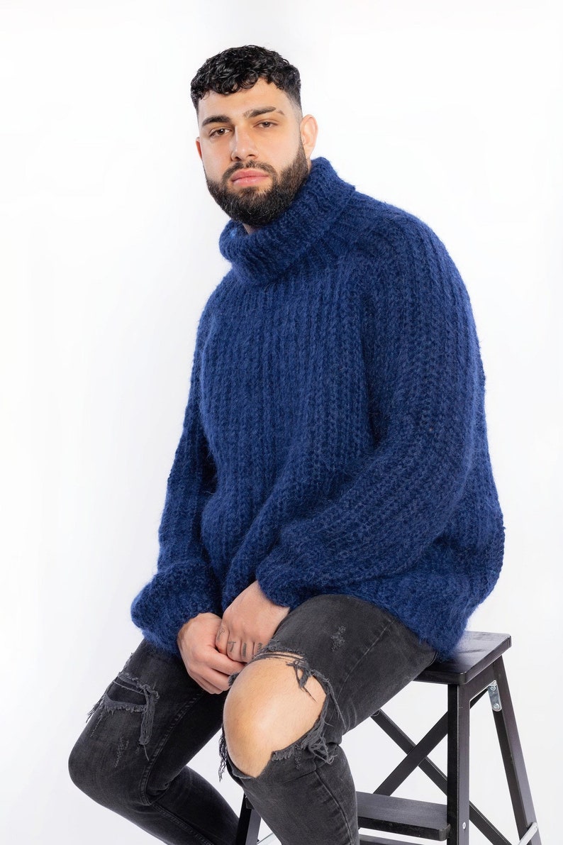 Oversized hand gebreide trui, geribbelde design trui, fuzzy mohair kleding, heren coltrui pullover, brede trui voor mannen, mannen cadeau afbeelding 2