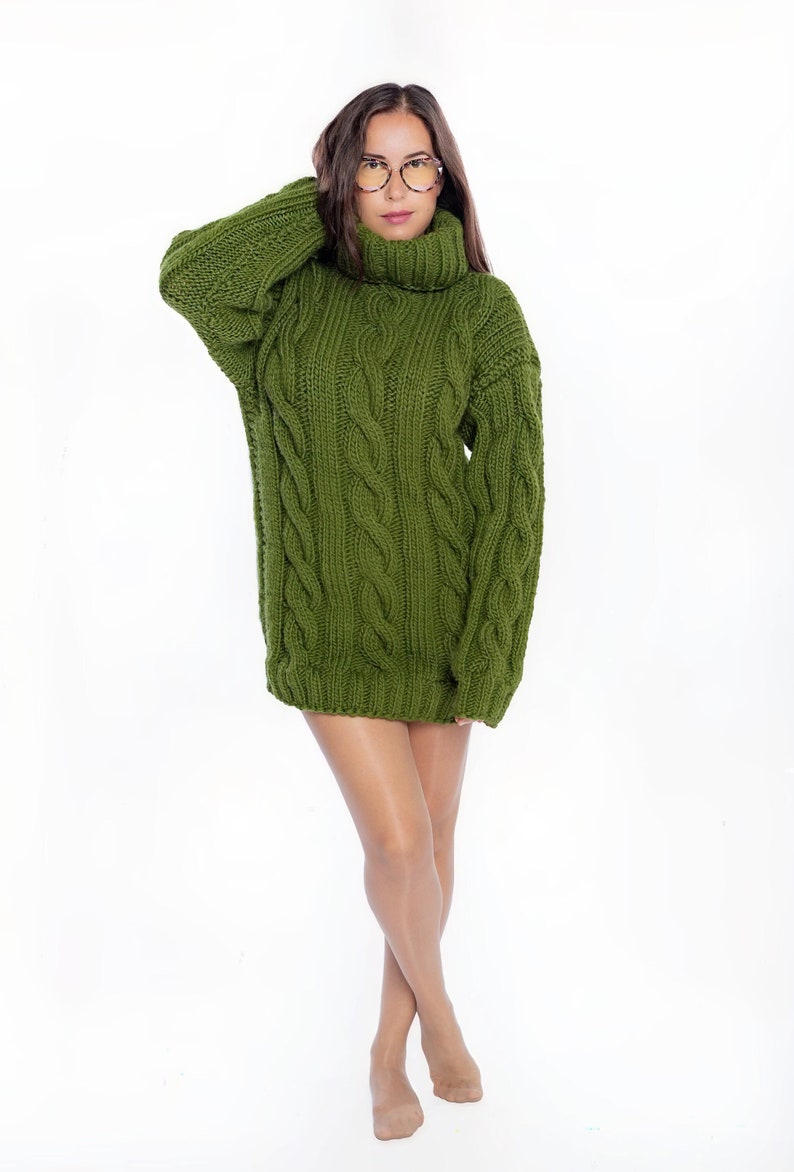 Maglione lavorato a trecce verde, maglione color oliva, maglione progettato su misura, pullover personale, abbigliamento per donne, abiti invernali lavorati a mano immagine 1