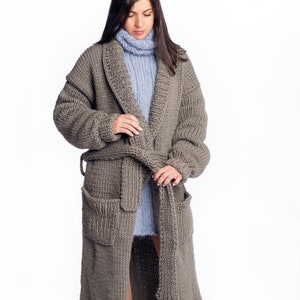 Neue handgestrickte, sehr lange Strickjacke aus 100 % Wolle, toller Winterwollmantel, warme und weiche Outdoor-Strickjacke mit Gürtel und Taschen Bild 4