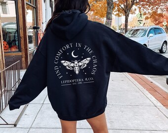 Finde Trost im Chaos Moth Hoodie Y2K Natur Liebhaber Geschenk Witchy Hoodie Gothic Black Hoodie Zurück Print Zitat Hoodie
